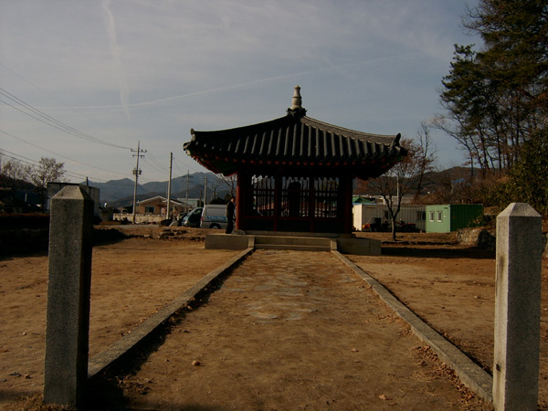 중원고구려비 전경이라고 해야 할까요. 아무튼 앞에 기둥처럼 서 있는 비석을 지나 저 안으로 곧장 걸어가면 중원고구려비가 오뚝하게 서 있습니다. 제가 사진을 찍으려고 하니 어떤 사람이 때마침 그 비석을 쳐다 보고 있었습니다. 가끔씩 그렇게 사람들이 이 곳을 둘러보고 가는 것 같습니다. 길가에 서 있는 것들이 그렇게 중요한 유적일 줄이야 누가 알았겠습니까? 